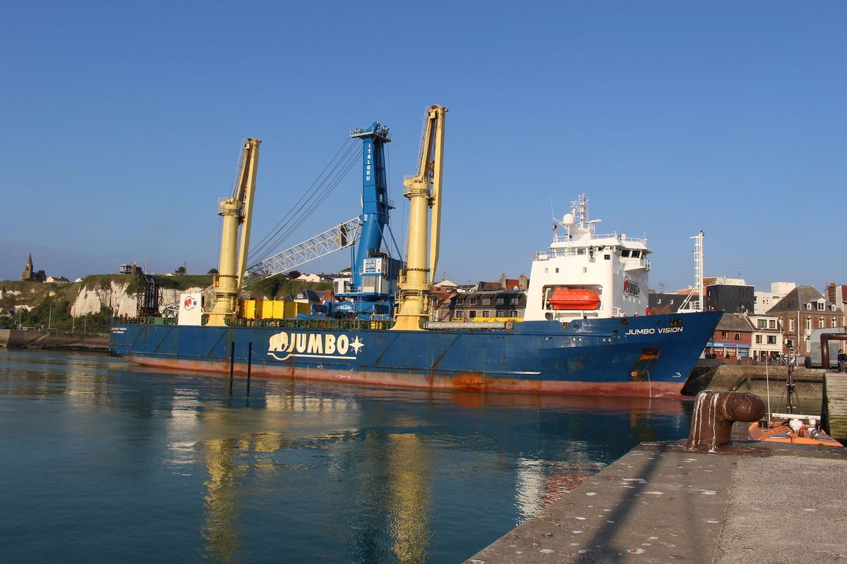 Arrivée dans le Port de Dieppe de la grue de 120 T